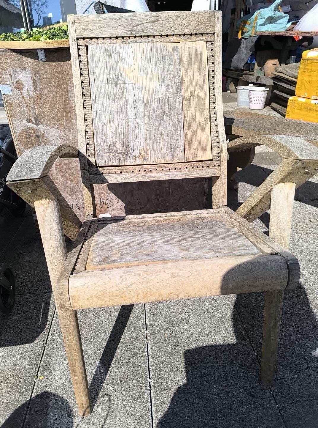 这样有年代感的实木家具，在冬日暖阳中给人一种安稳踏实的质感。这是今日偶尔所见。