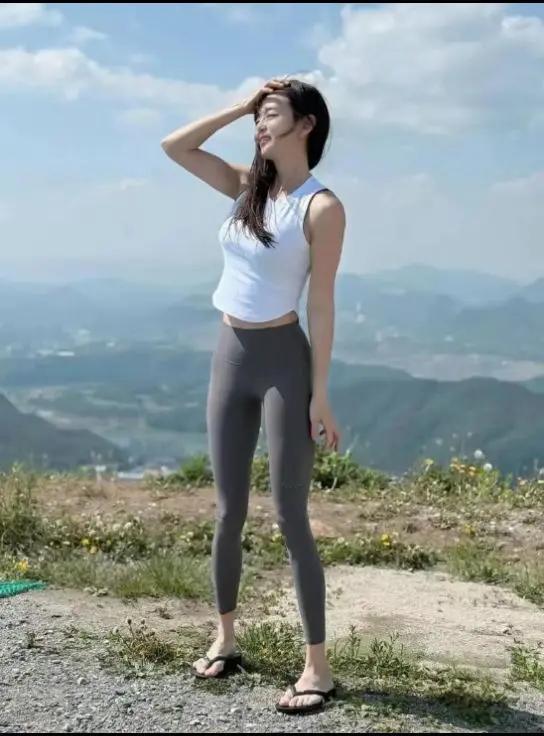 瑜伽裤爬山！