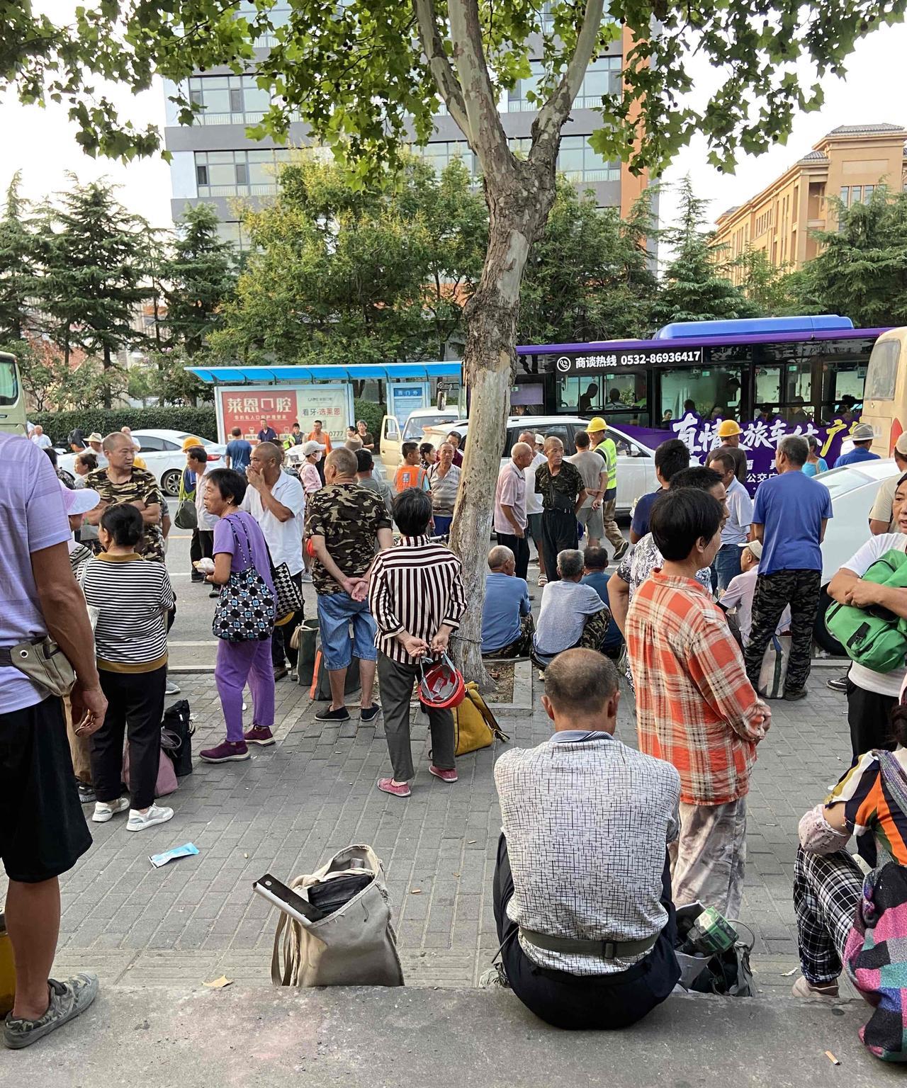 8月21日黄岛区劳务市场用工日记清晨五点刚过，山东黄岛区的劳务市场已经热闹起来