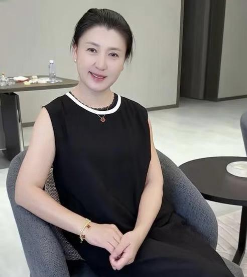 终于明白闫学晶为什么要哭穷了，不是因为她儿子接不到戏没收入，也不是因为她