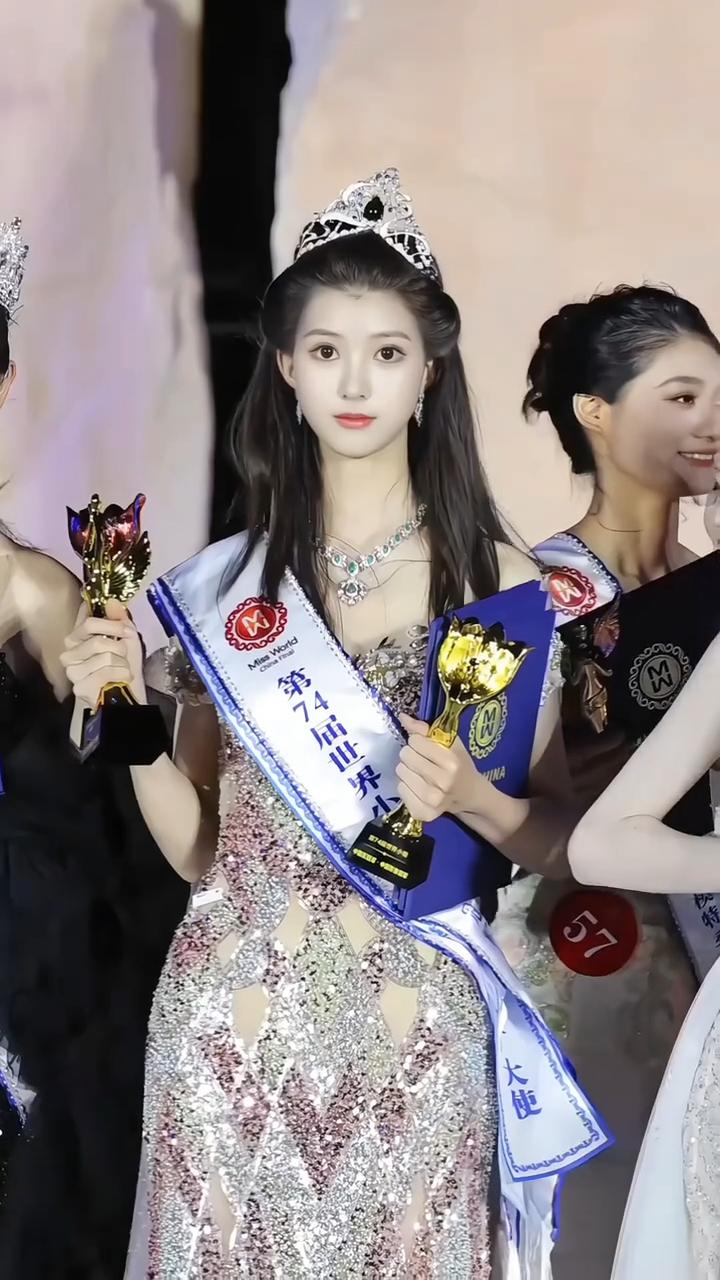 何楚宁22岁毕业于耶鲁大学计算机和艺术史专业，74届世界小姐中国赛区冠军。