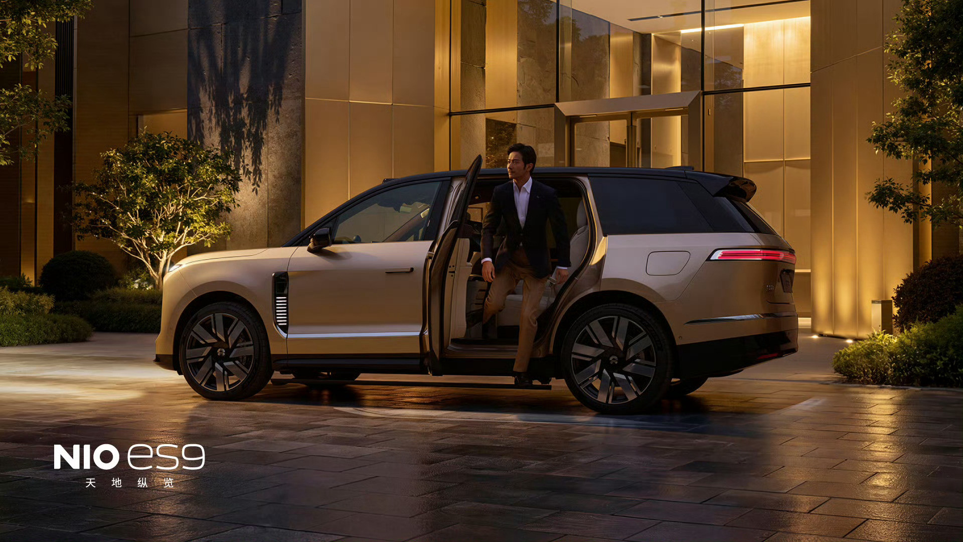 蔚来ES9来了，车顶配备一颗激光雷达与两颗角摄像头，内部采用6座和7座布