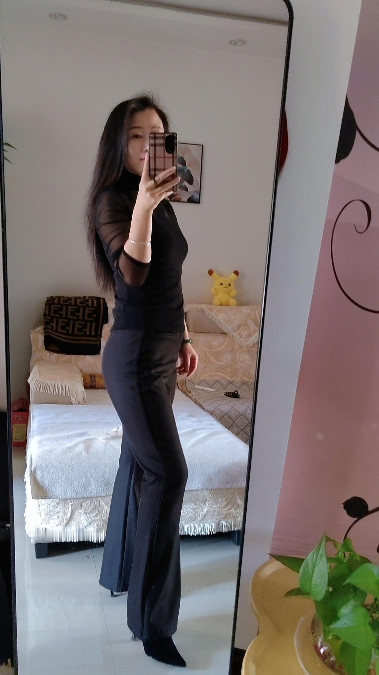 优雅黑衣穿搭，镜中自拍的时尚时刻💃🏻✨