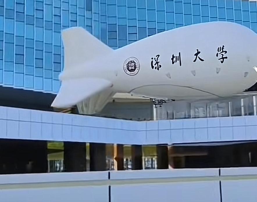 自己买的800万的豪宅，转身成了学生们的公寓，学生住宿权是得到了保障，小区居民的