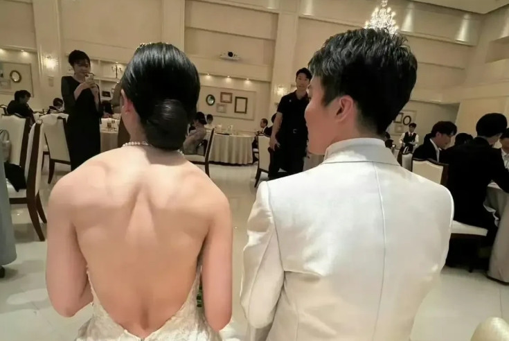不得不说，新娘看着吓人，一看就是力量型选手。比新郎壮实多了。[捂脸哭][捂脸哭]