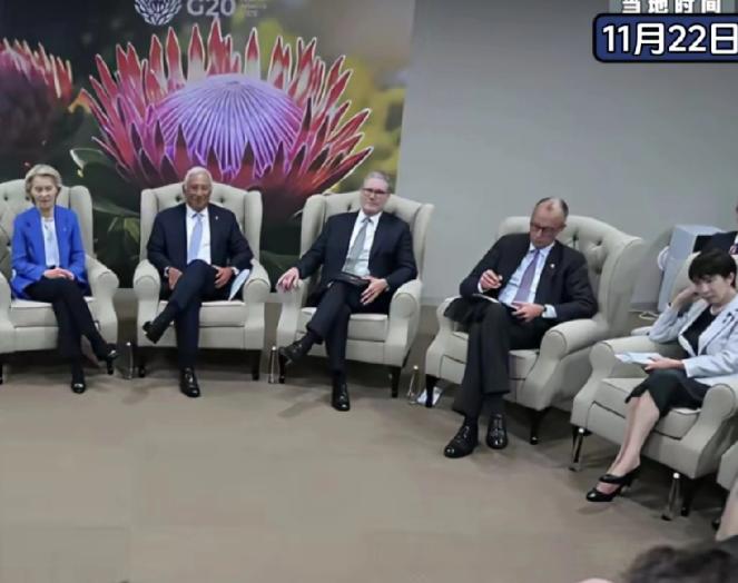 高市早苗混进了西方的圈子，翘着二郎腿很是享受，这画风有种“倒背着手撒尿”谁也不服