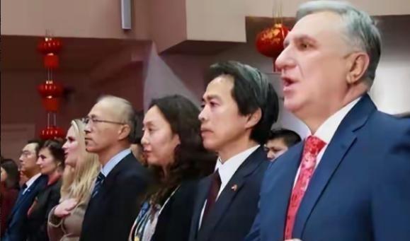 乌克兰独立后，大量科学家被中国“接纳”。而这些科学家来到中国后，不少人第一个要求