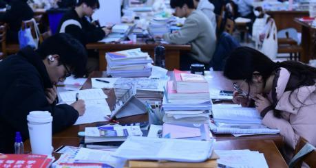 考研还是直接就业？这两种情况，必须考研，别犹豫很多湖北考生纠结考研还是就业，总