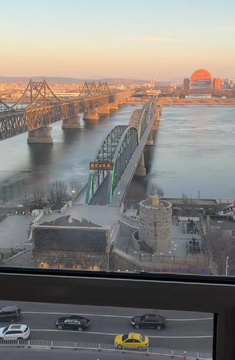 中朝边境河鸭绿江大桥，有一个疑问，大桥才900多米，这么窄，很容易就过去了，为什