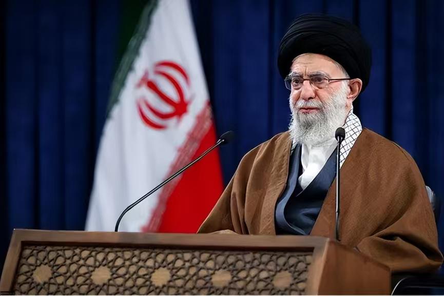 伊朗最大的问题就是太把自己当回事！伊朗衰落已经几十年了，按理说早该放低姿态了。但