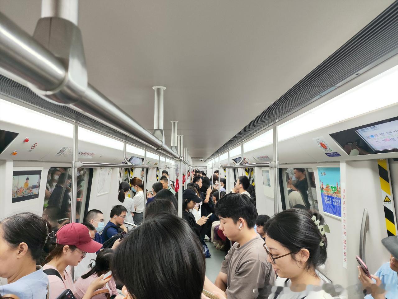 广州地铁网友：2026年5月7日（周四，广州阴，23-30℃）广州地铁晚高峰客流