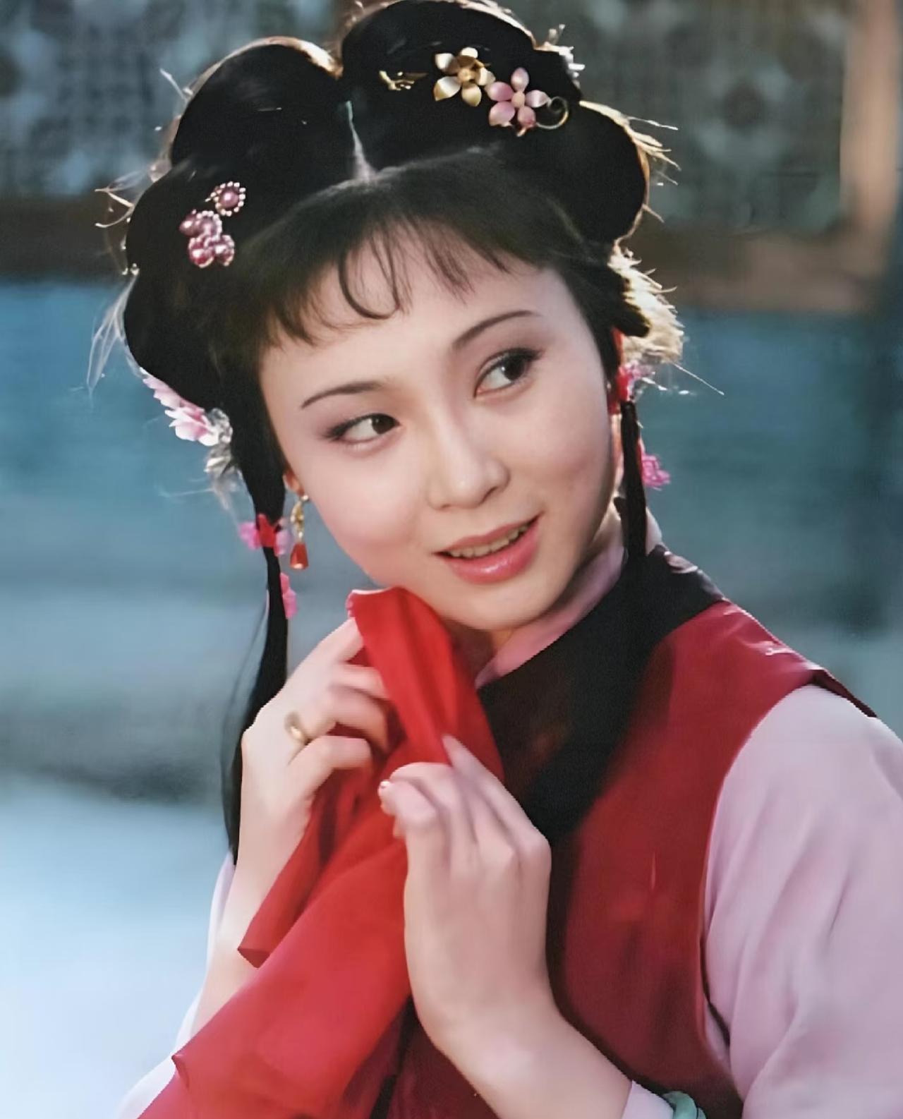 看《红楼梦》里的小红，总忍不住琢磨：她爹林之孝夫妻俩是贾府有头有脸的管家，自己又