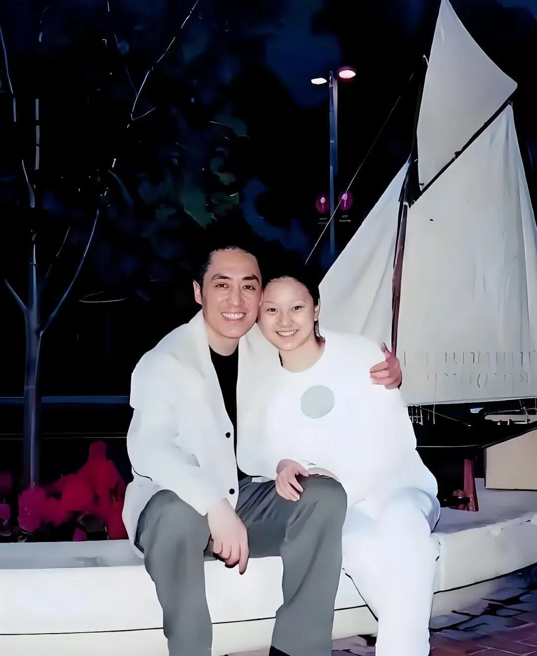 张艺谋和陈婷恋爱时两人的合影，笑得好甜，据说当时两人确定恋爱关系时，陈婷才19岁