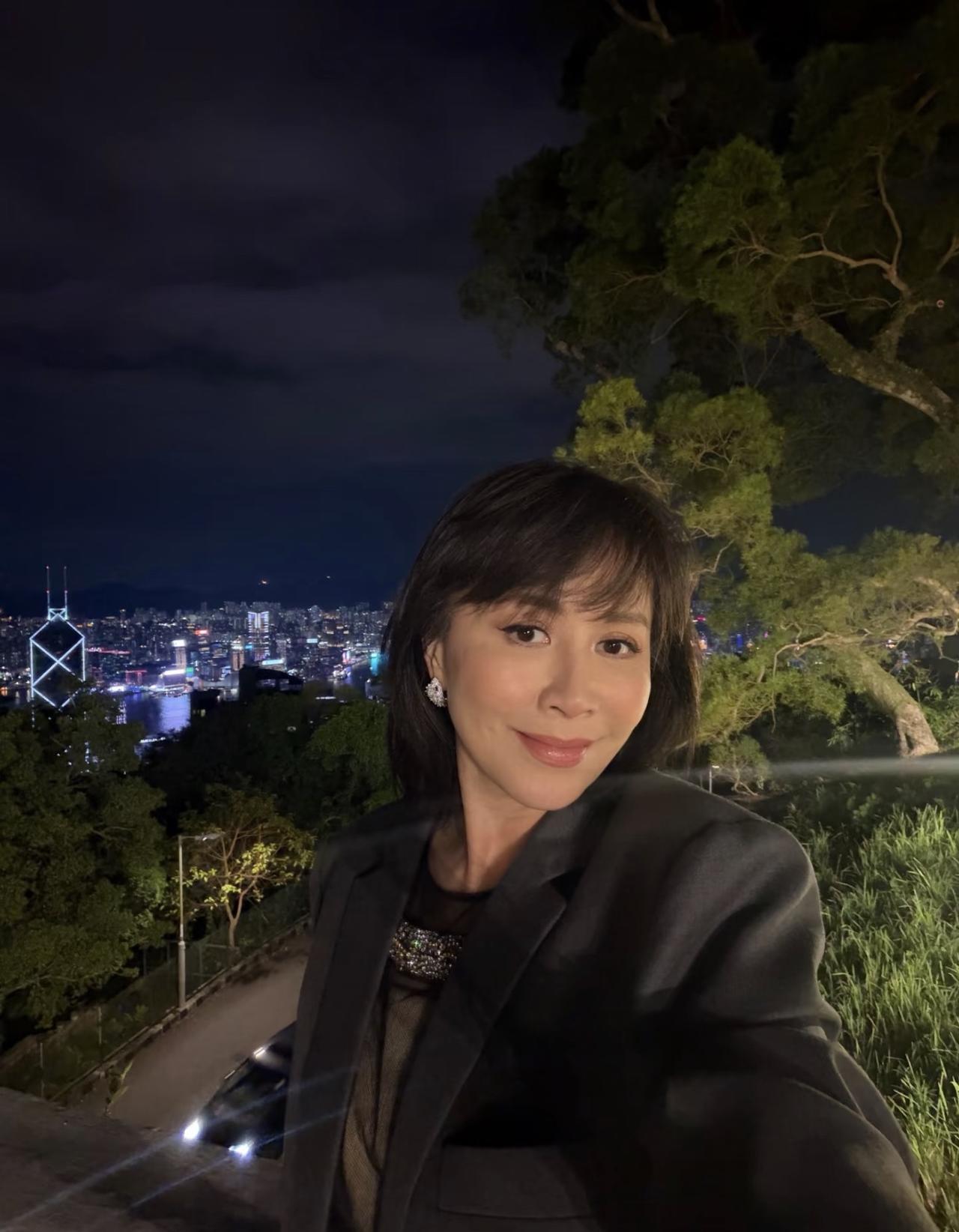 60岁刘嘉玲晒豪宅夜景，在家里就可以看维港全景，风景独好。10月5日晚，刘嘉