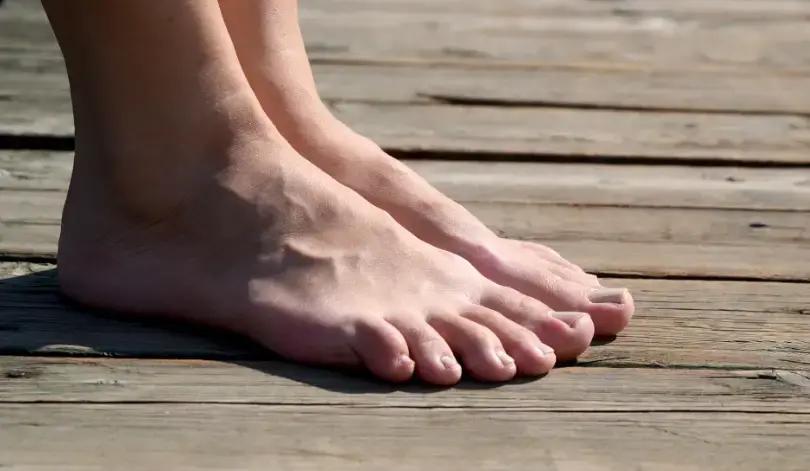 58岁的老周脚气闹了半辈子，夏天痒得钻心，脚趾缝还裂开走路疼，这次去皮肤科一查，