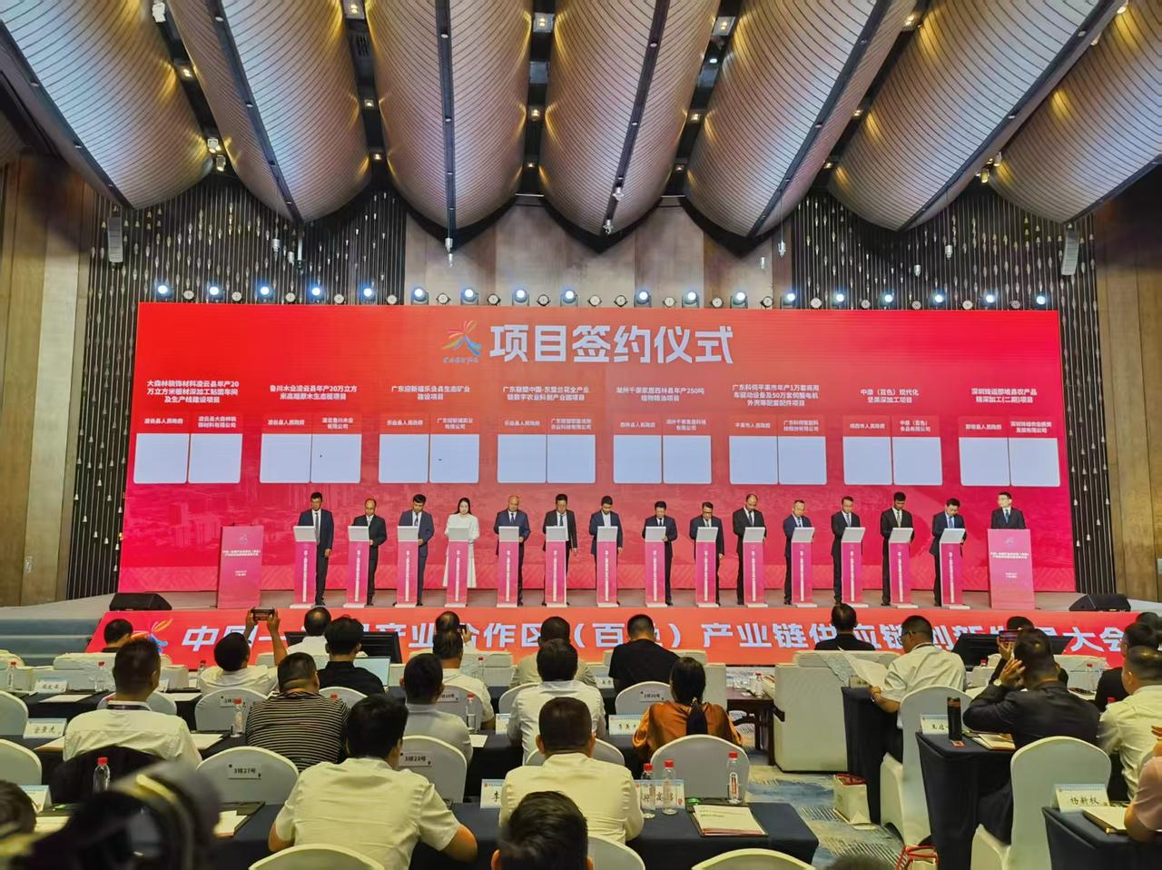 【百色市在第22届东盟博览会上揽金188亿】9月17日，百色借力第22届东博会举