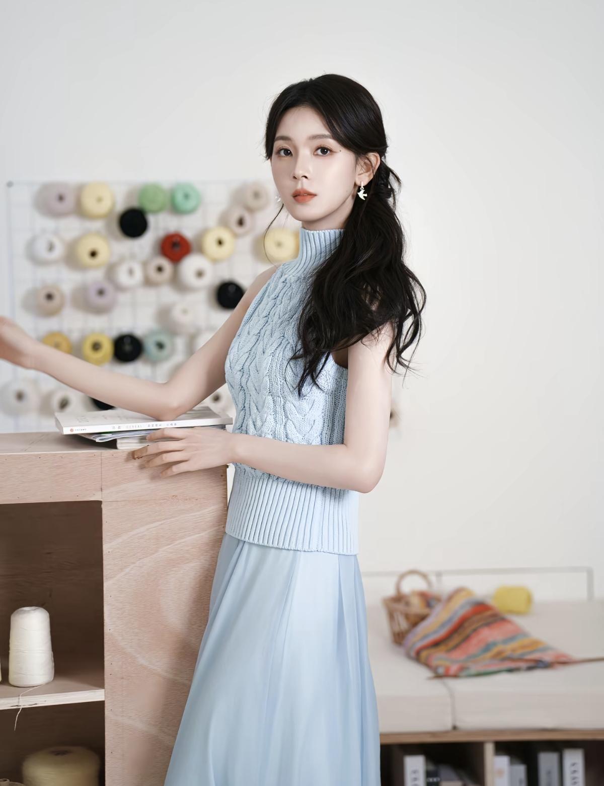 浅蓝挂脖针织衫+垂坠纱裙，陈瑶这组写真把清冷感和少女感平衡得刚刚好[比心