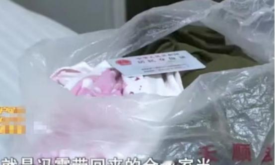 2007年，16岁的冯霞在学校爬墙跟一陌生男人跑了，自此杳无音讯，15年后，母亲