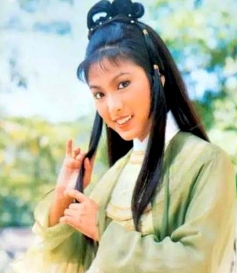 八年的情书、跑车、花束，终究在一句“不要再纠缠”里化作了废纸。成龙去美国