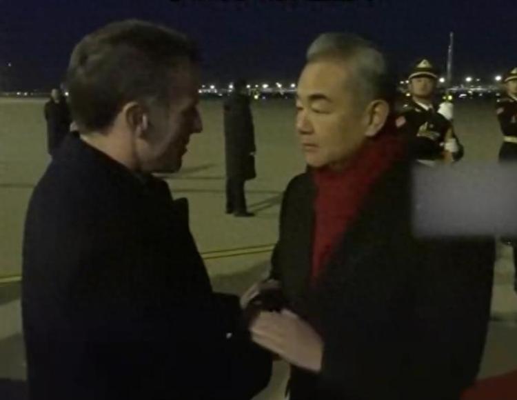 王毅外长亲自迎接。马克龙这次来中国。排场很大！但马克龙的心里。估计有点