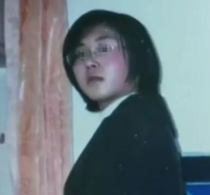 辽宁夫妻借款7万送女儿去德国留学，21年未见，临死才知女儿已成为德国教授，他们苦