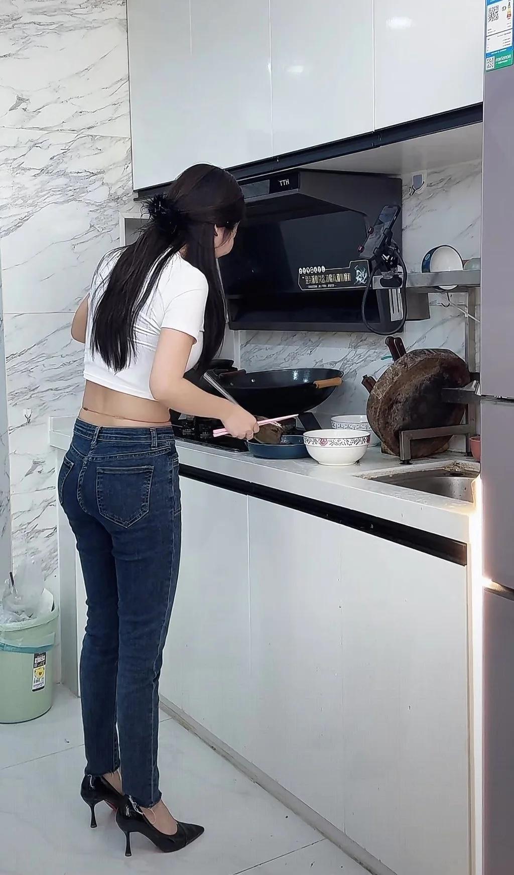 少妇在做饭