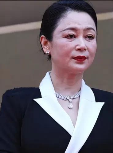 57岁的内地第一美美女陈红参加活动近照，时间真的是吧杀猪刀，美人也逃不过年老色衰