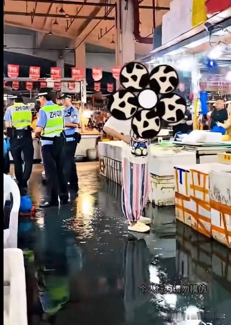 被梭子蟹夹手报警，这年头可真是啥人都有啊！近日浙江一女子在菜市场挑选梭子蟹的时候