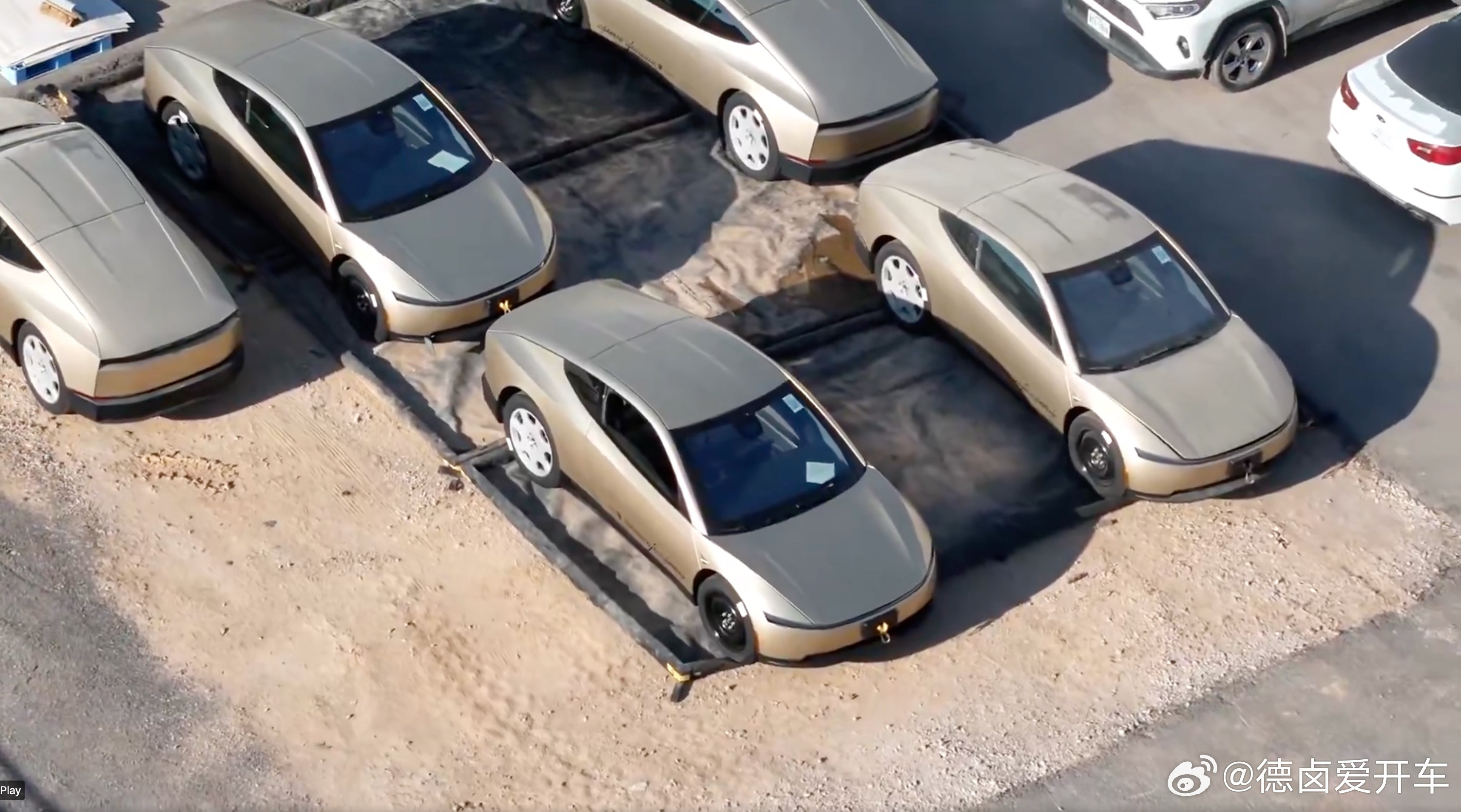 距离Cybercab量产还有一个来月，马斯克表示也以后会面向个人销售，一些必要