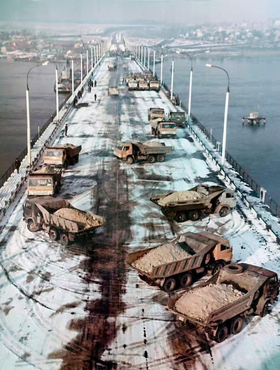 俄军导弹根本就没有炸毁，任何一座乌克兰第聂伯河桥梁。看看苏联在1985年是怎么建