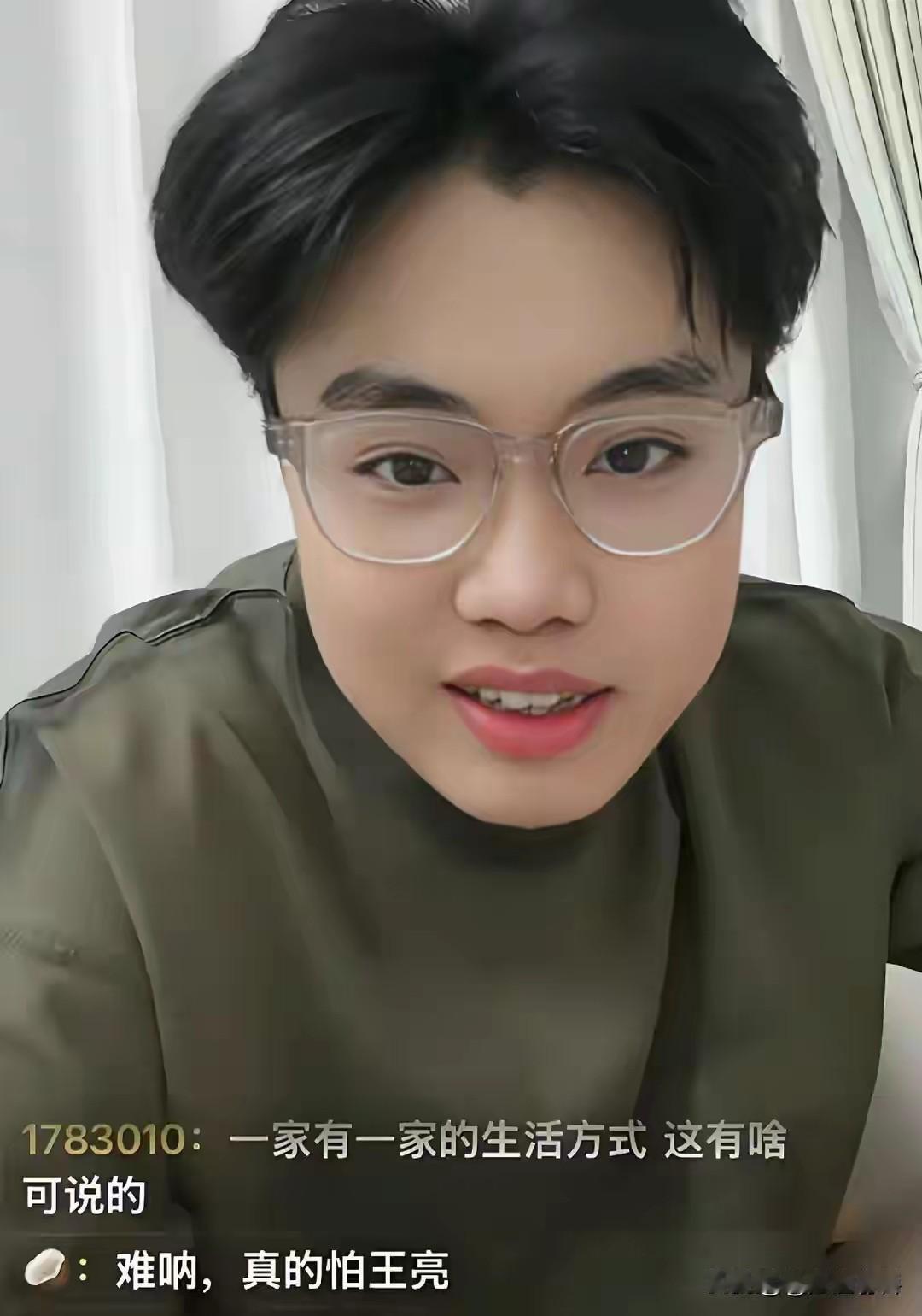 王小利小儿子在视频中说，好多人都在看着呢，不要来惹我，你给惹急，我啥都往外说。对