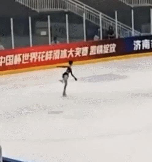 12岁小姑娘，完成中国女子四周跳第一人！称之为“惊天一跳”也不为过，四周跳有多