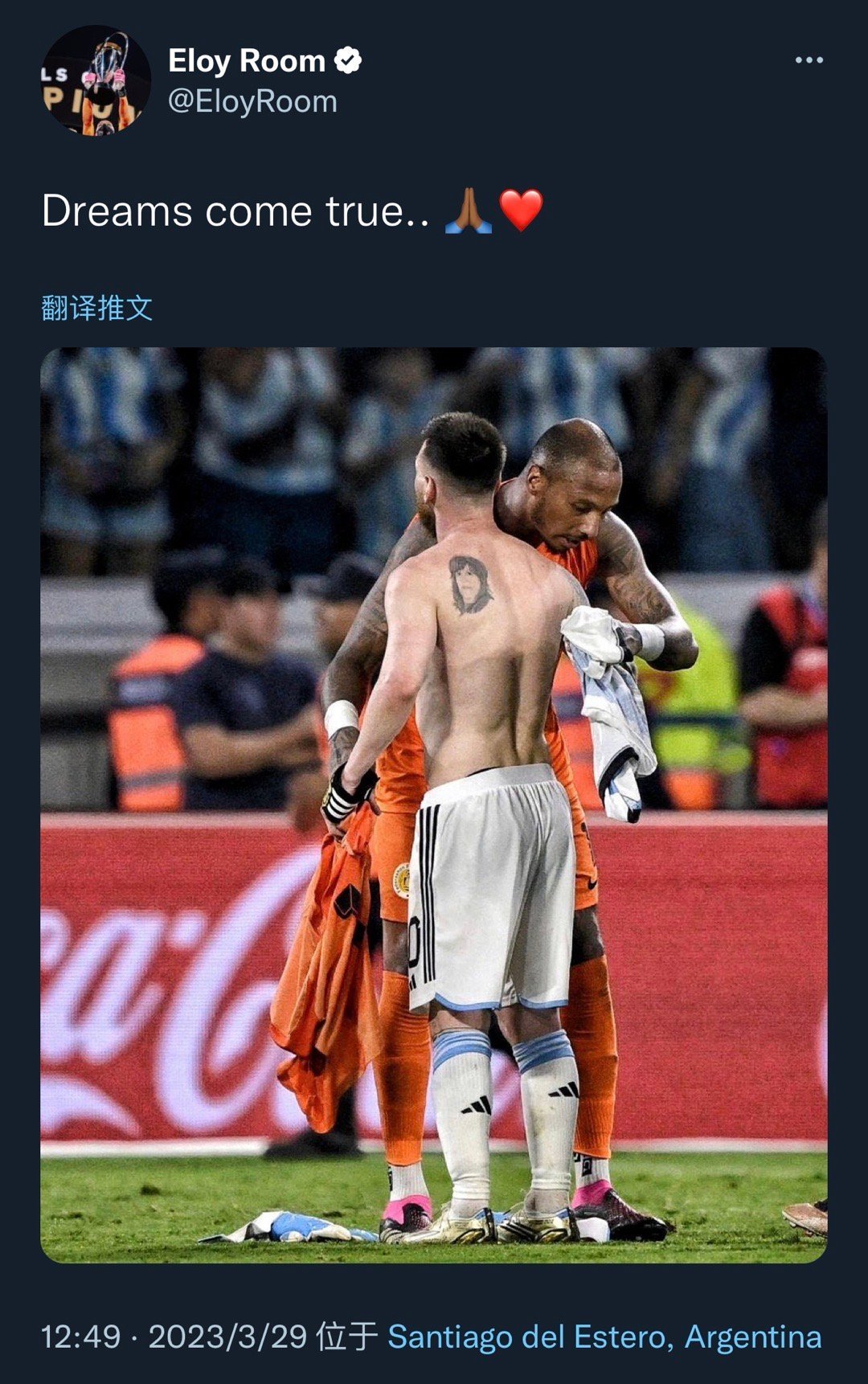 库拉索门将神了是他！是他！跟梅西交换过球衣采访他说睡觉都要穿着他的球衣，要裱起