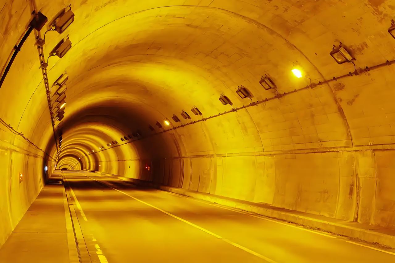 隧道建设意义重大，能带来巨大经济效益和社会效益。像江阴靖江长江隧道，全长11.8