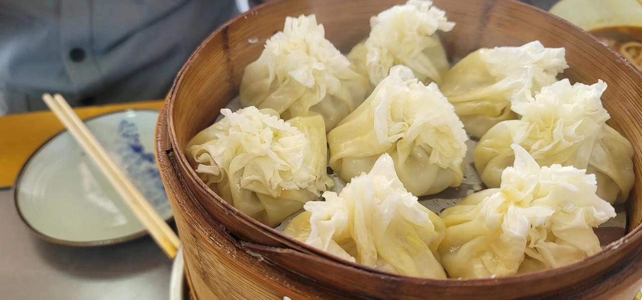 到内蒙出差，烧卖必不可少啊[呲牙笑][呲牙笑][呲牙笑]这玩意儿出了内蒙，估计就吃