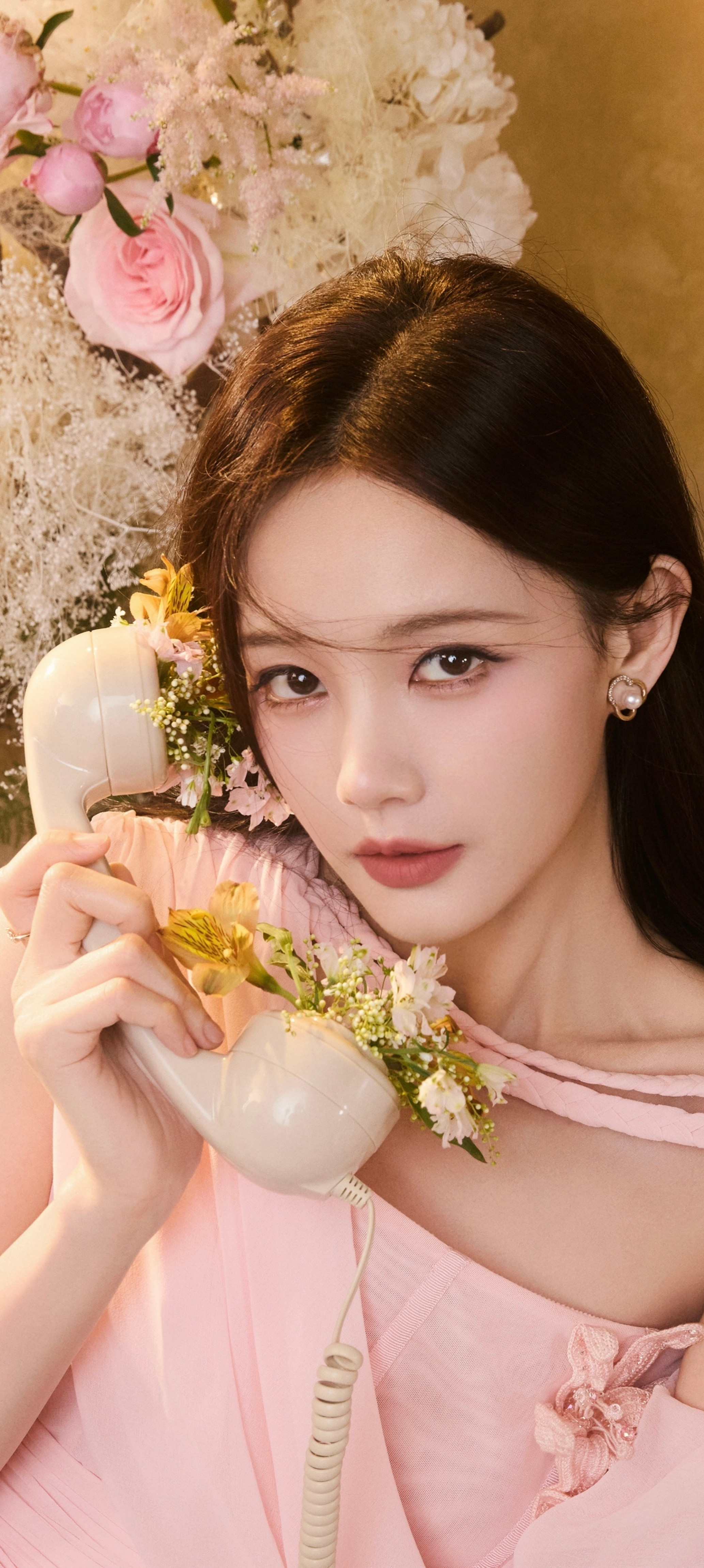 李一桐高清全屏壁纸：裙摆轻漾思绪低语，今日份淡粉少女。