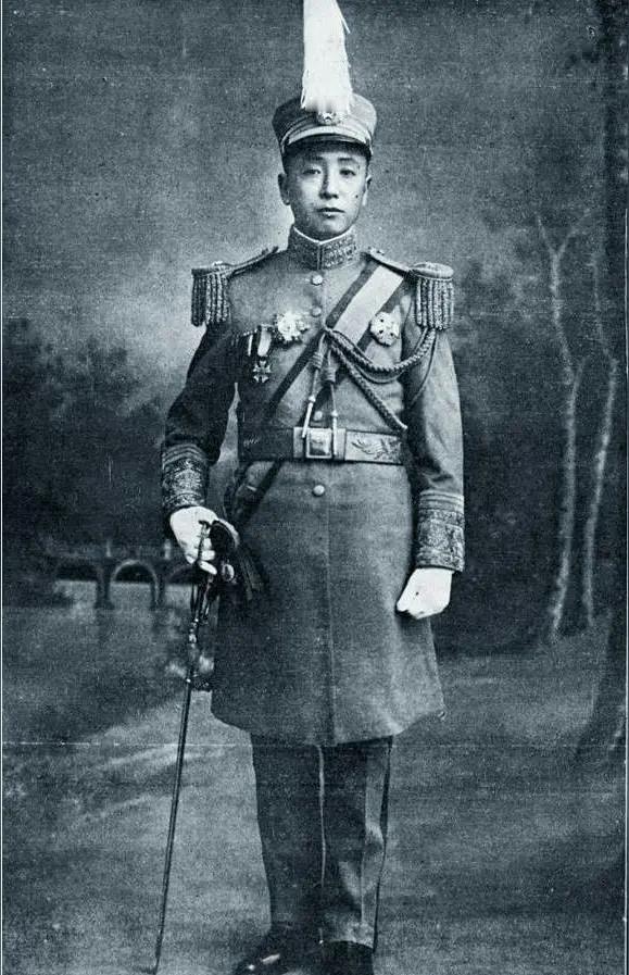 1888年，张作霖的父亲张有才因赌博纠纷被同村的王太和拿镐头打死，13岁的张作霖