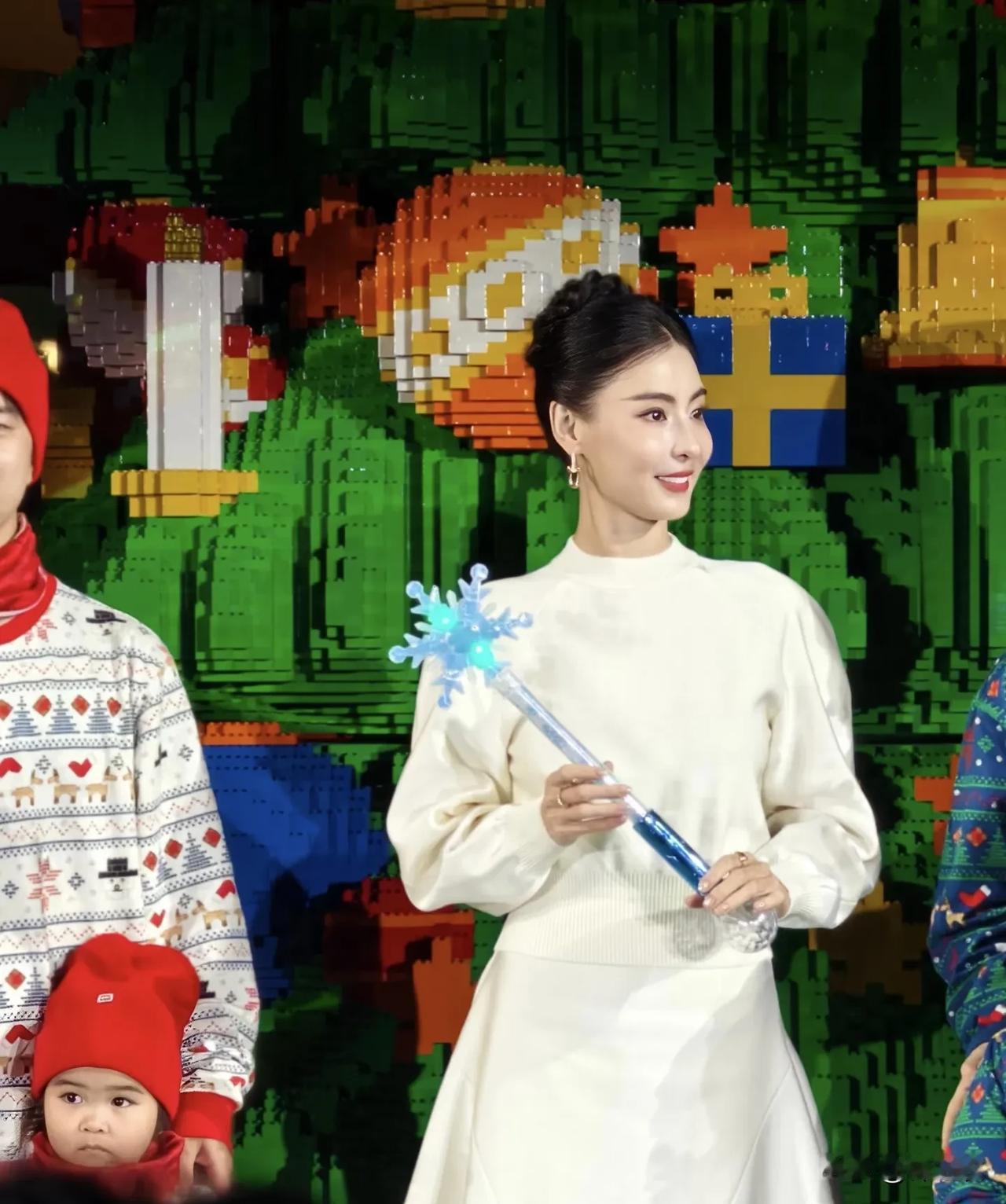 张柏芝因为感冒退出繁花二节目，有人说她是小题大做，其实我能理解她，因为她是香港人