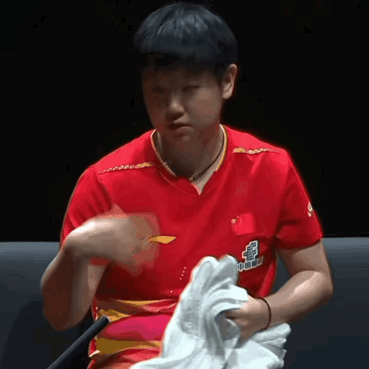 孙颖莎退赛实乃明智之举！原来比赛前孙颖莎脚就不舒服，下车时一拐一拐却仍硬撑着上场