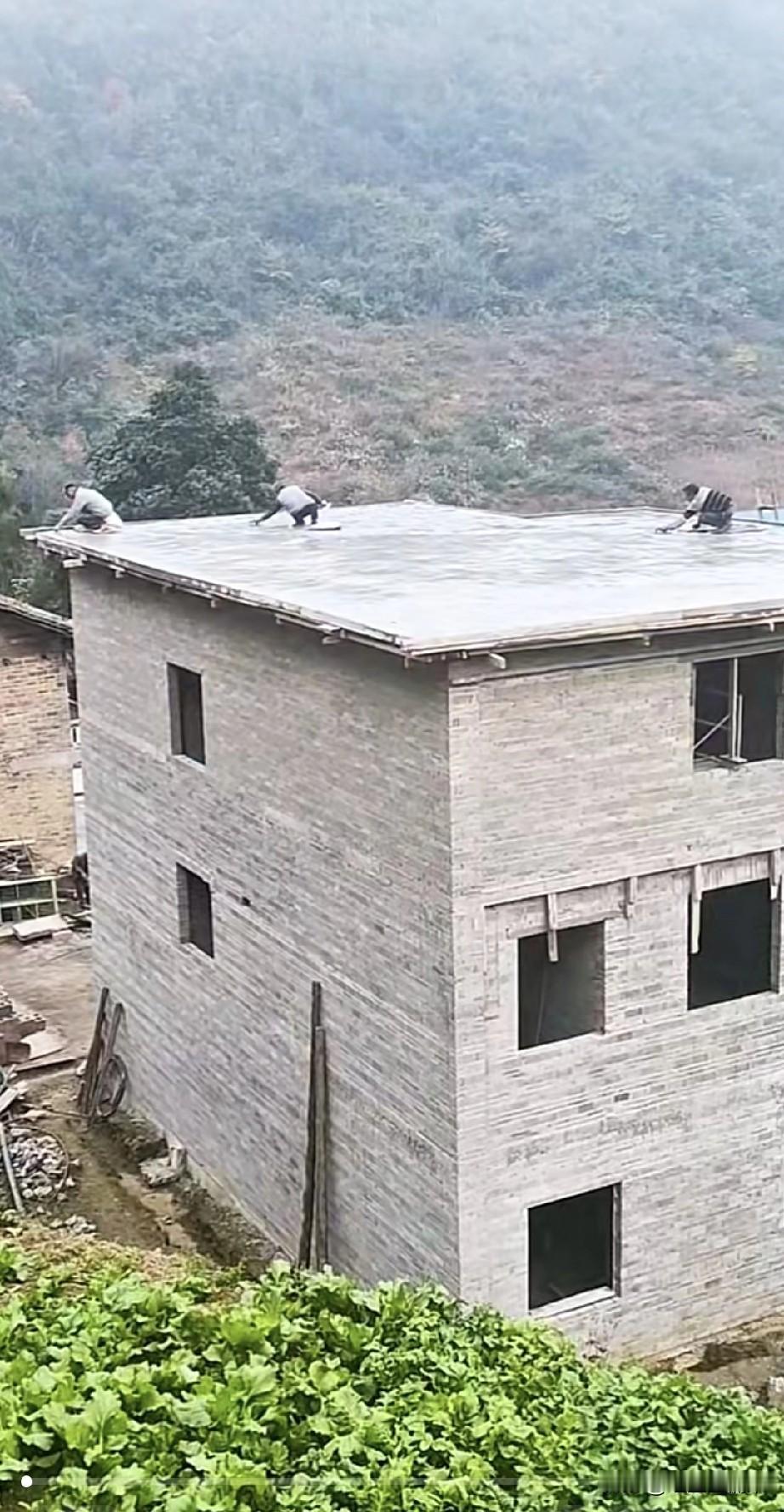 大家看看能发现这栋新建房子的问题不？可能需要懂点基础建设的朋友才能看出来。这栋