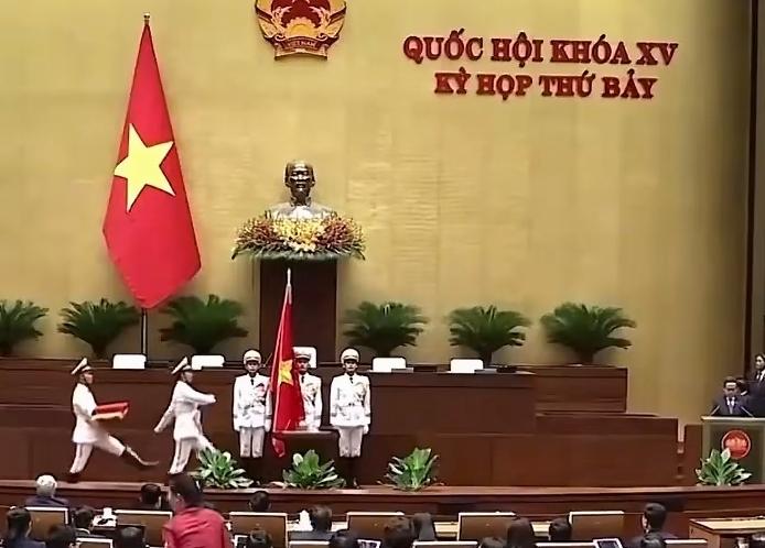 越南南北高铁8天折戟的闹剧其实正是这个国家独特心态的写照。越南历来以“小中华”