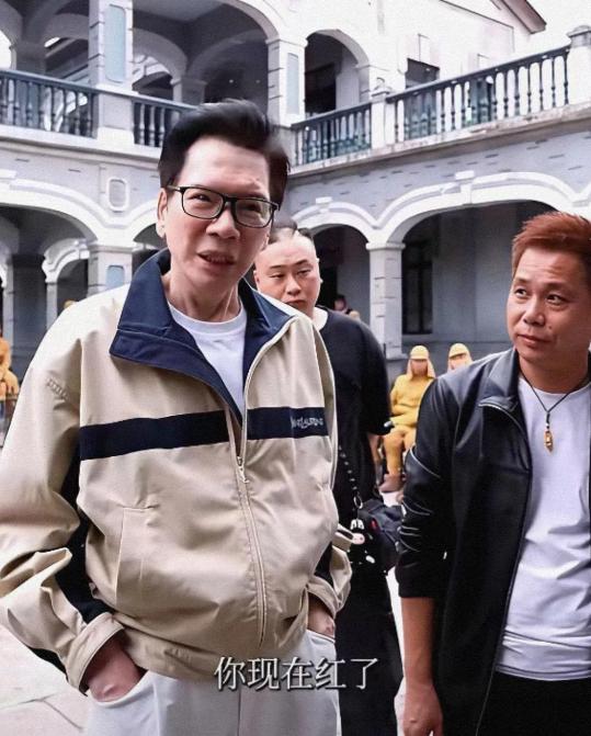 向佐拍竖屏短剧这件事，最近在圈里传得沸沸扬扬的。三个月挣了7000多万，向华强坐