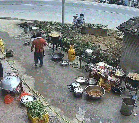 太吓人了！广西岑溪，一网友发视频称，一家子节日回老家祭祖，之后就回家办酒席。可在