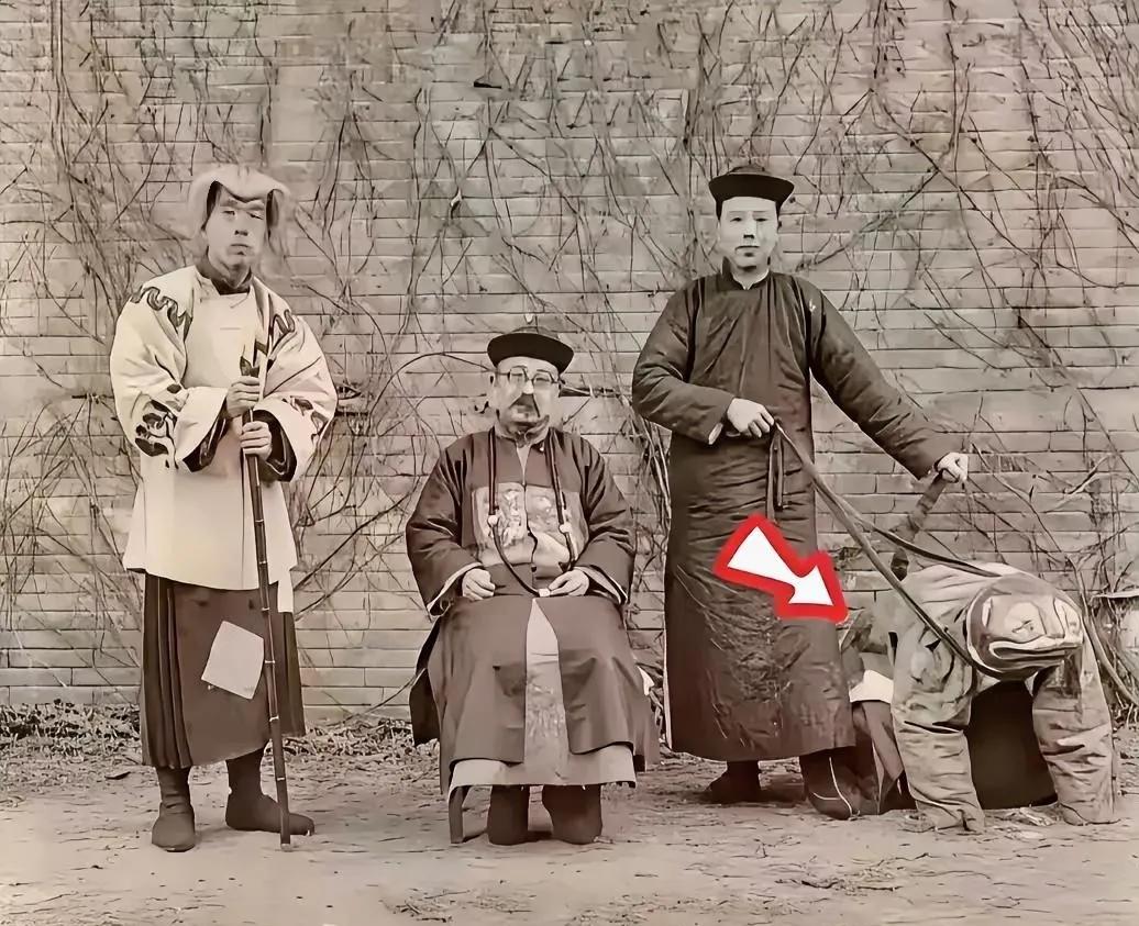 100年前的清朝贵族子弟手里竟“牵着”一个人，像动物一样趴地上，在当时又被称作“