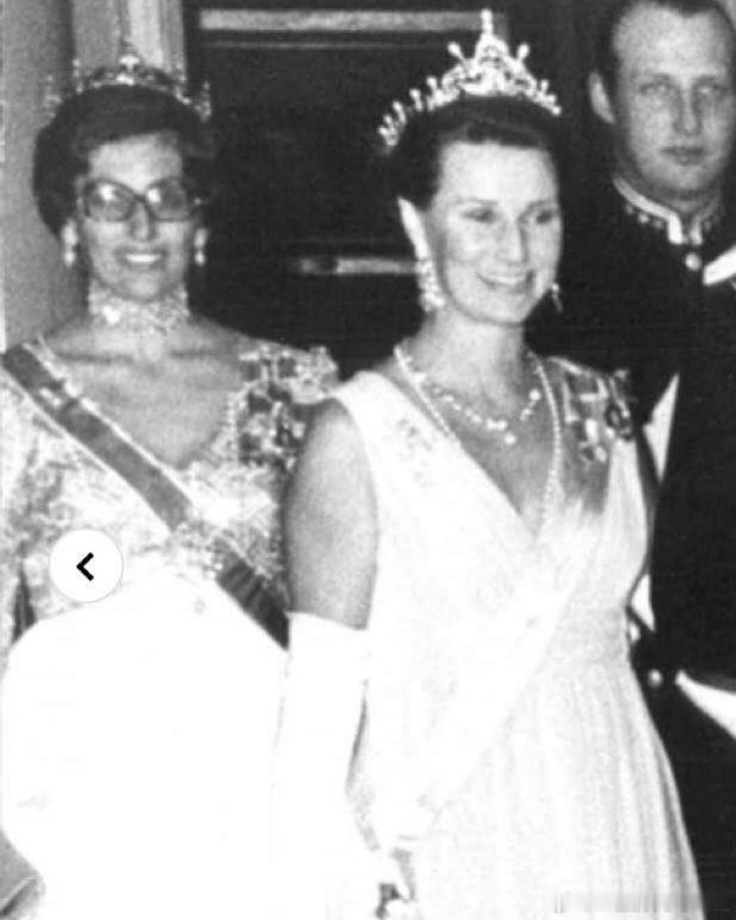 珠宝挪威公主阿斯特里的绿松石钻石胸衣，珠宝由3颗椭圆形绿松石作为胸衣的主石和吊