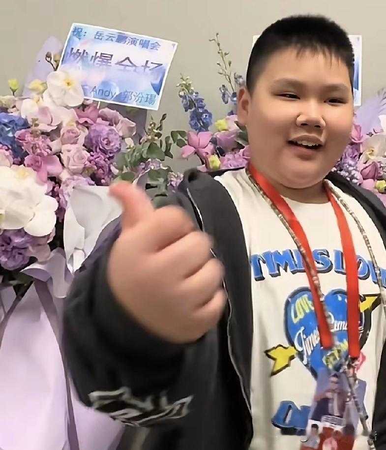 师娘王惠带着郭汾阳，由顽皮哥陪同，前去探班助阵岳云鹏在西安的演唱会。只见王惠化