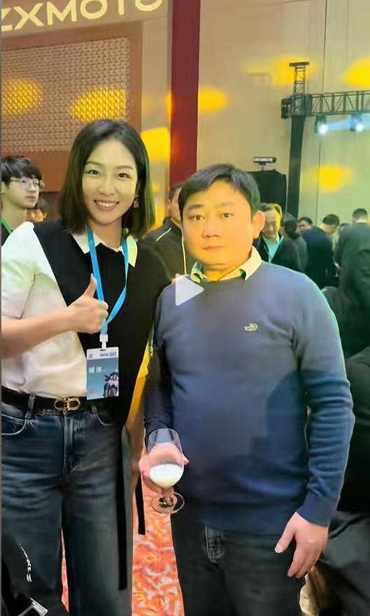 张雪敬酒陈陈没糖：一句话看出格局，网红圈早该这样了她是女骑网红陈陈没糖，受张