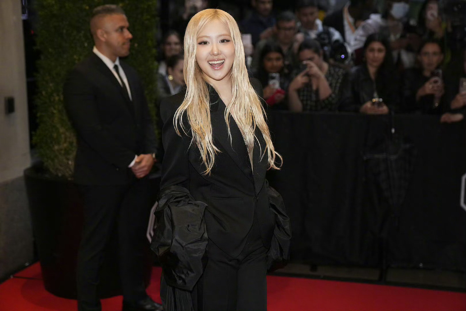 Rosé身穿YSL拖地西服即将亮相今年的MetGala红毯metgala红