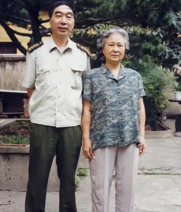 1964年，北京军区后勤部找到长期在王近山家中工作的内勤黄慎荣，传达组织安排：