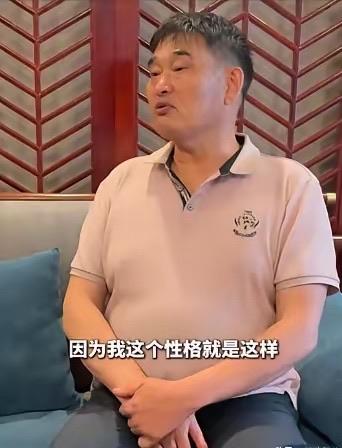 八万演出费早就已经全款结清，朱之文人已准时抵达活动现场，发现隔壁搭着办白事的棚子